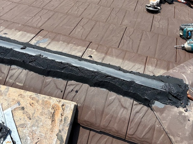 日進市　屋根棟役物取り替え工事のモルロック塗り付けによる土台づくり