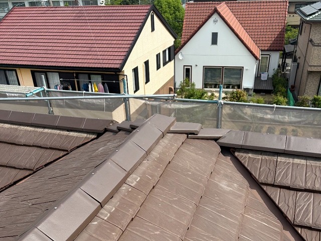 棟役物取り替え工事で平板瓦と同素材の三角冠瓦の設置