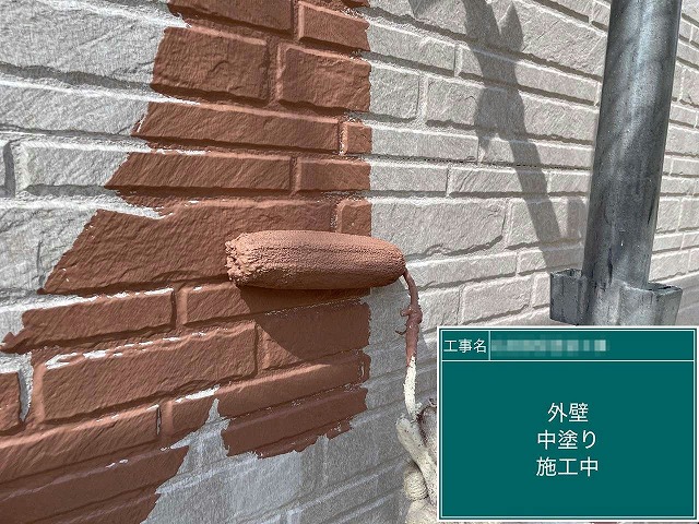 外壁塗装工事の石積調サイディングに対する中塗り