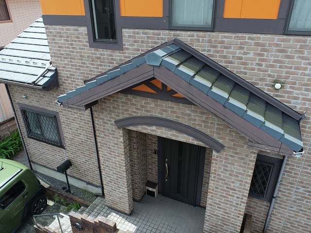 F型瓦に取り付けられているケラバ板金に塗膜剥がれを確認