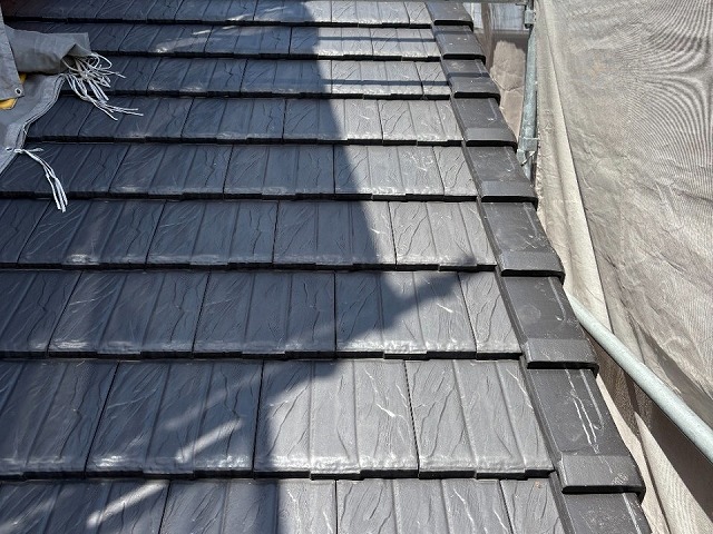 ケラバ部板金部材取り替え工事の袖瓦の設置が完了