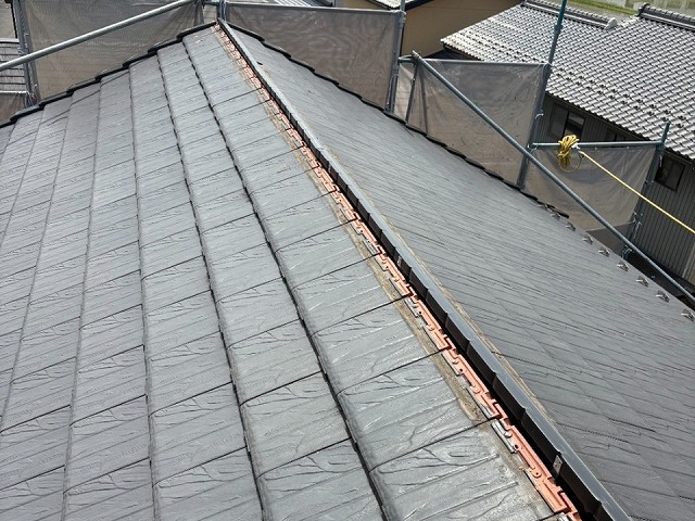 棟部板金部材取り替え工事の補強金物と樹脂製垂木の取り付け状況