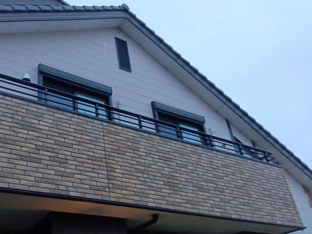 住宅の現場調査でサイディング外壁の色あせを確認