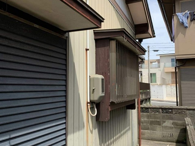 トタン外壁にもらいサビを確認した住宅の現場調査