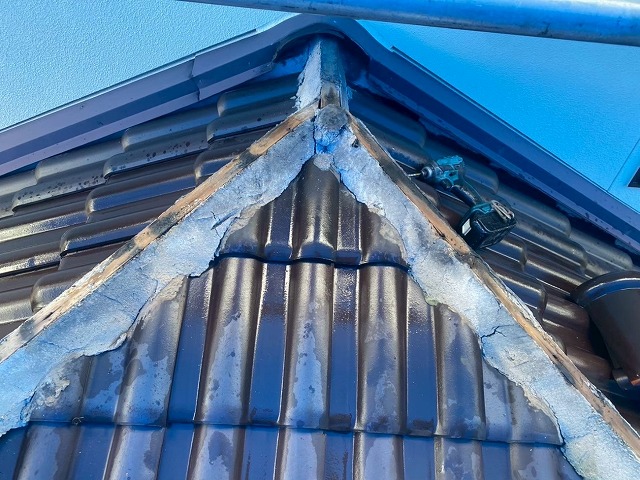 日進市 屋根棟瓦取り直し工事で既存冠瓦を取り外した後の垂木の著しい劣化