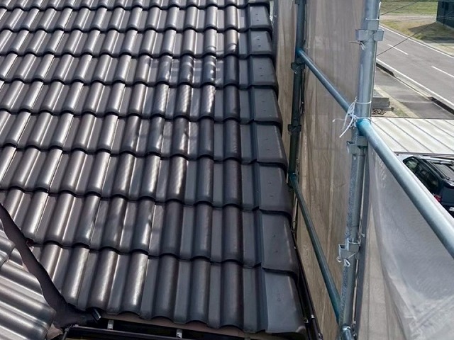 日進市　袖瓦取り直し工事の袖瓦再設置完了状況