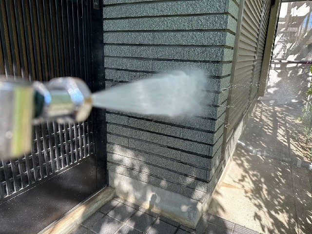 玄関前のタイルへの高圧洗浄作業