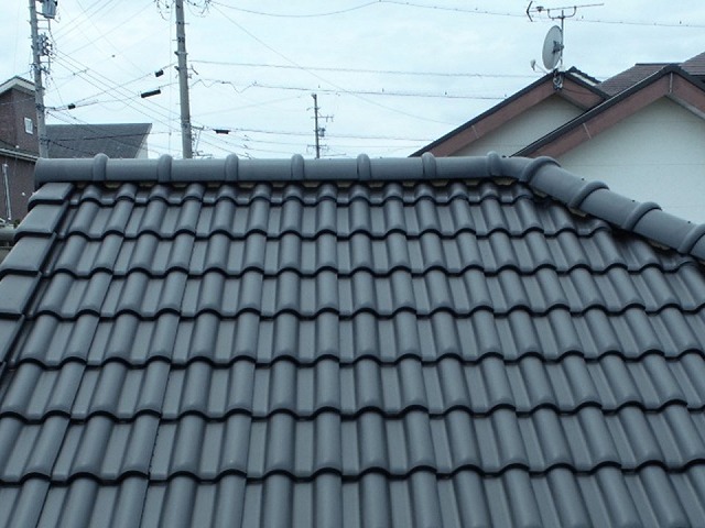 M型瓦屋根の漆喰に変色やひび割れなどの劣化を確認した現場調査