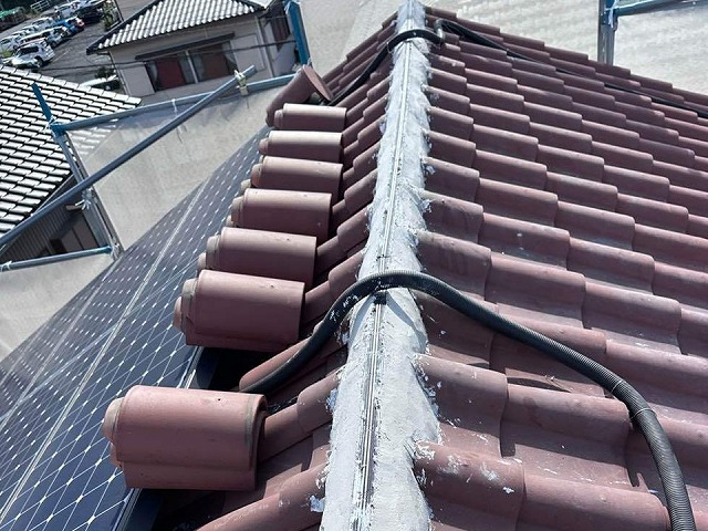 屋根棟瓦取り直し工事のモルロック塗り付けによる土台づくりが完了