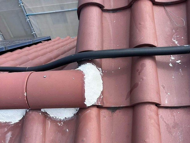 棟瓦取り直し工事で冠瓦と瓦屋根との取り合い部に漆喰材を詰め込んだ状況