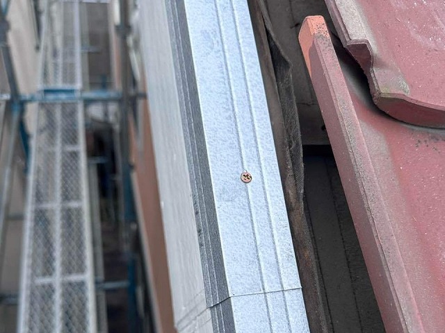 屋根袖瓦取り直し工事の木下地に対するL型鋼板取り付けが完了