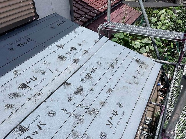 下屋根葺き替え工事で改質アスファルトルーフィング「カッパ23」の敷設が完了