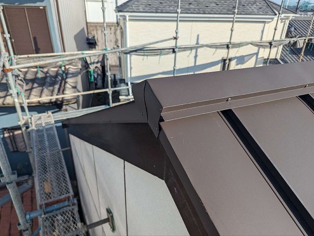 屋根カバー工事の棟板金端部に折り曲げ加工を施した納まり