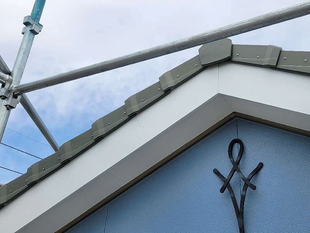 劣化した板金役物を撤去して瓦役物との取り替えを行った住宅の外観