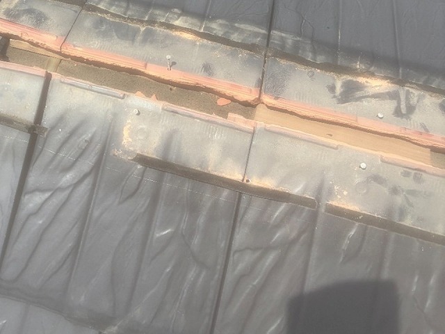 平板瓦屋根板金役物取り替え工事の既存棟板金の撤去後の様子