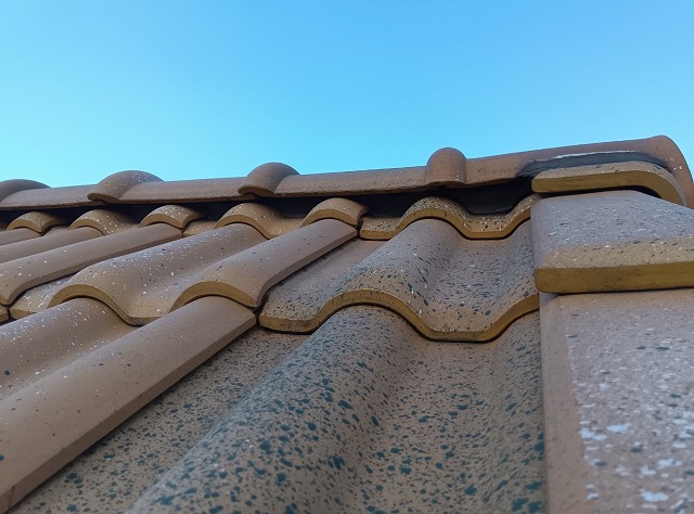 住宅屋根の棟漆喰の変色やひび割れ