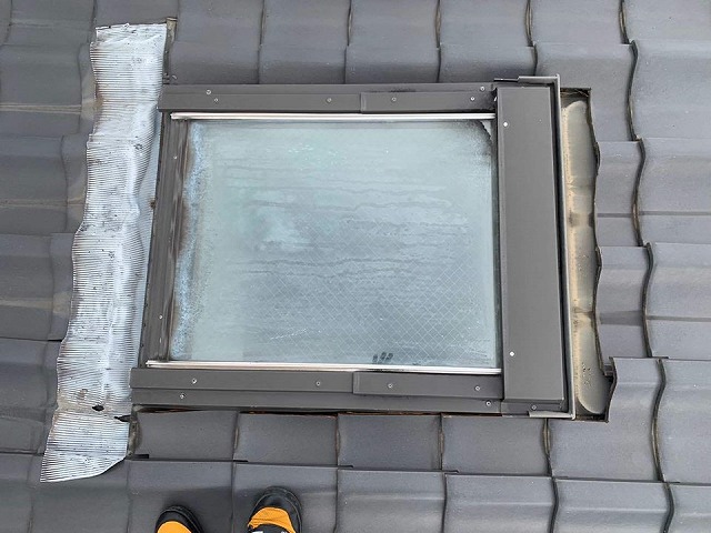 著しく劣化して雨漏りが生じている天窓の調査