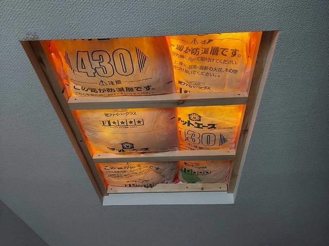 天窓下のスペースを塞ぐための下地の上に断熱材の敷き込み