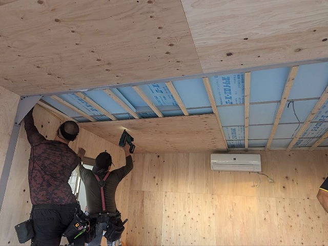 ガレージ断熱工事で構造用合板を釘打ち固定している様子