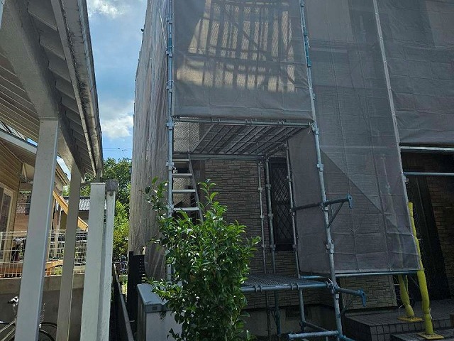 住宅屋根棟瓦取り直し工事のための足場メッシュシート張り