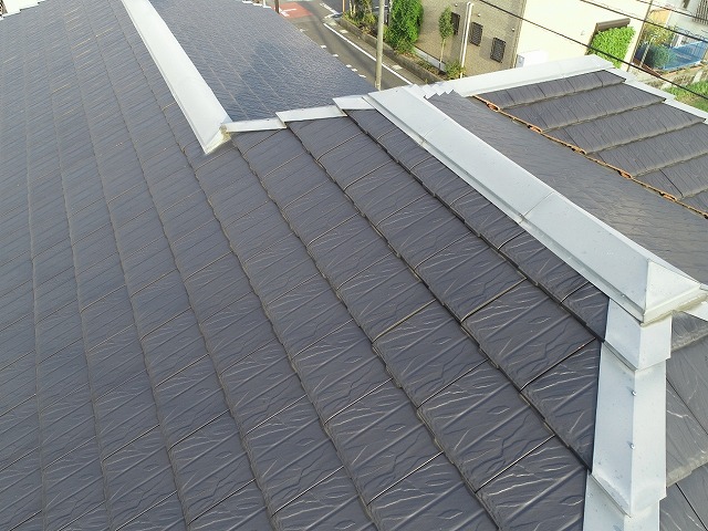 住宅無料点検で平板瓦屋根に設置されている板金役物の劣化を確認