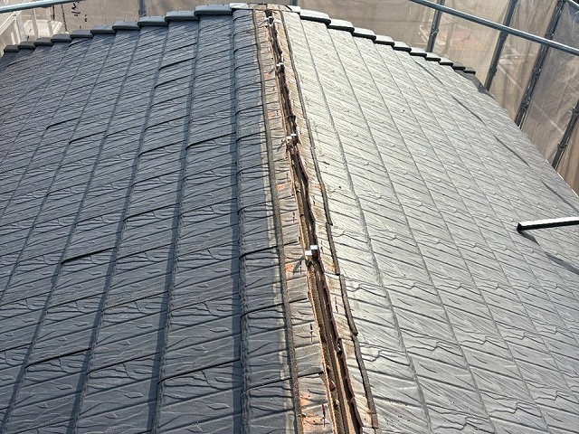 棟部役物取り替え改修工事の大棟既存板金役物撤去