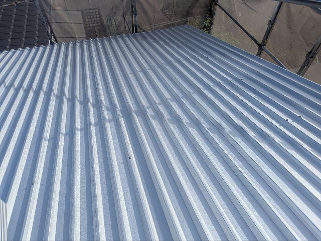 貸倉庫屋根カバー工事のガルバリウム鋼板製折板屋根の施工が完了