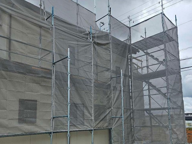 板金役物と陶器瓦同質役物との取り替え工事の足場設置が完了