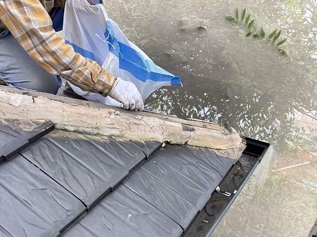 棟瓦取り直し工事で下屋根の棟瓦を取り外した状況