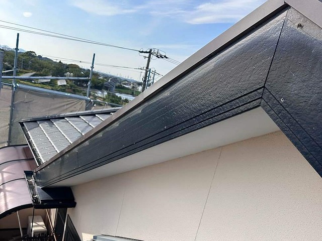 袖瓦取り直し工事の木下地への水切り材取り付けが完了