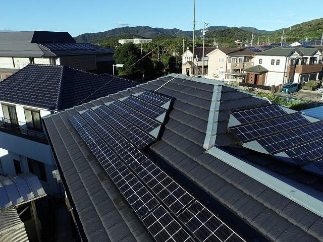 「セラムF-3」瓦屋根住宅の無料点検で棟板金の塗膜剥がれを確認