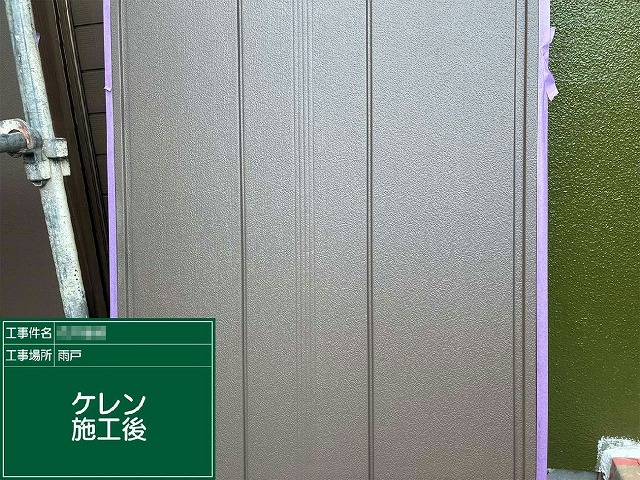 雨戸への塗装前にケレンによる下地処理が完了した様子