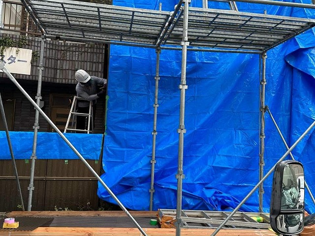 劣化した塩ビ波板を張り替えるための足場設置やブルーシート養生