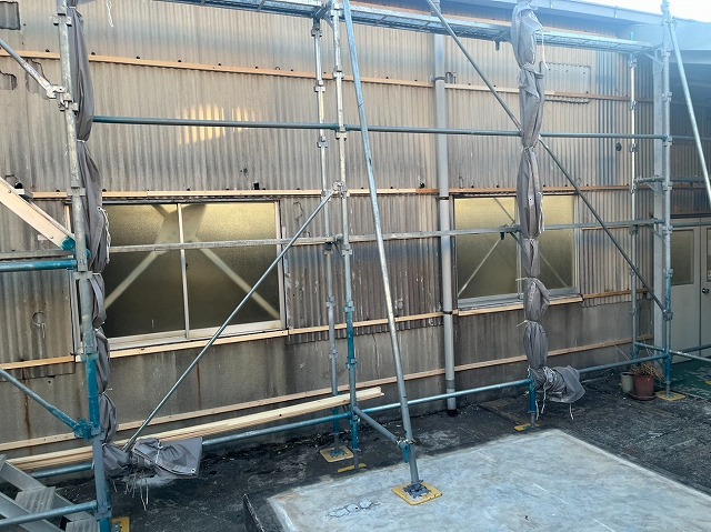 波型スレート外壁へのカバー工法メンテナンスで胴縁取り付けが完了