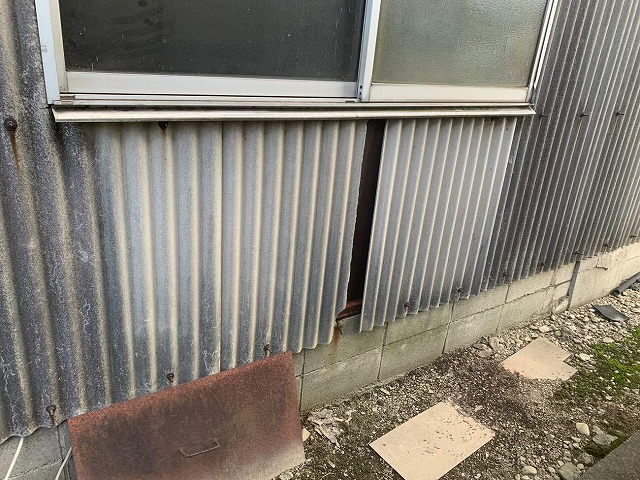 工場建物の波型スレート外壁に割れ