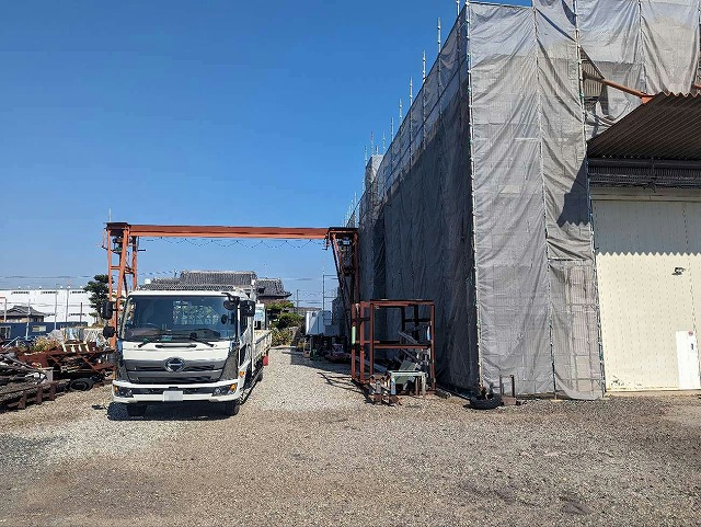 ガルバリウム鋼板製の折板屋根材を搬入する車両