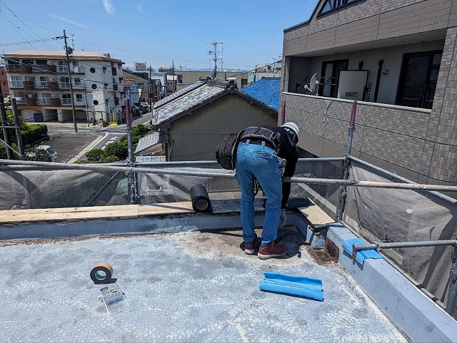 パラペット部笠木工事の下地に防水シート張り