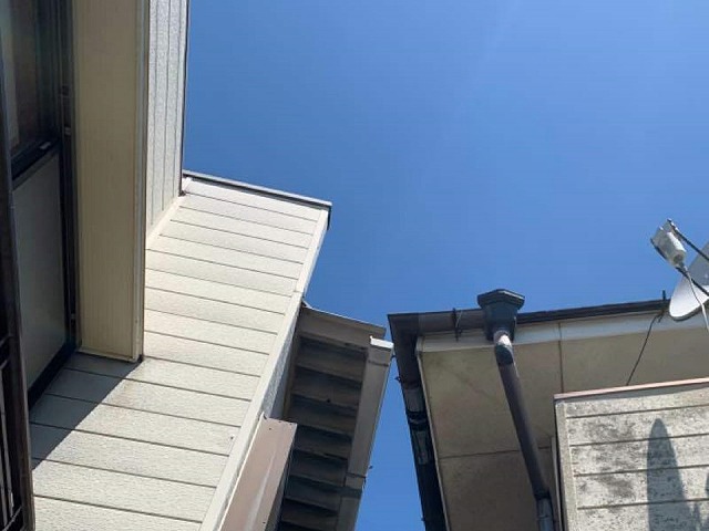 外壁の金属サイディングや軒天が汚れている様子