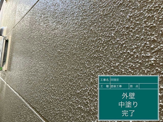 外壁塗装完成後の性能を決定する中塗りが完了した状況
