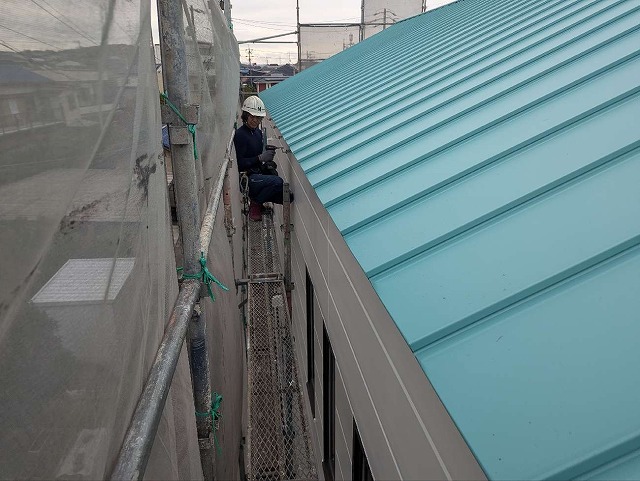 雨樋交換メンテナンスで軒樋金具の取り付けを行う屋根職人