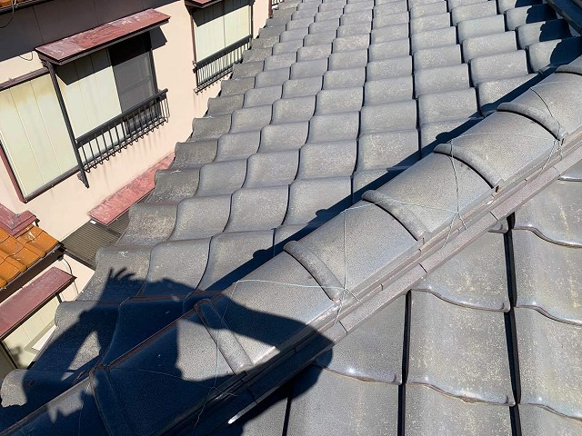 雨漏りが発生した住宅の屋根調査の様子