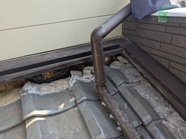 棟瓦取り直し工事で漆喰や葺き土の撤去作業