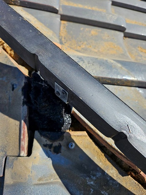 乾式工法による棟瓦取り直し工事で使用した樹脂製垂木