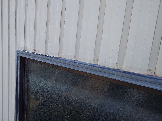 変成シリコンタイプのコーキング材を用いた打ち替え工事の完了状況