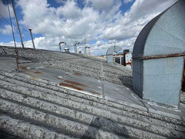 工場建物の屋根ダクト部分にサビを確認