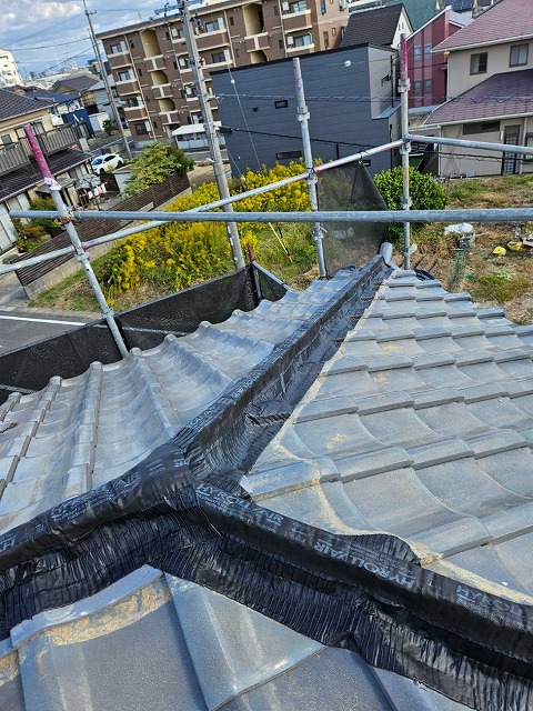 乾式工法で棟の軽量化を図るため施工したハイロールAIR