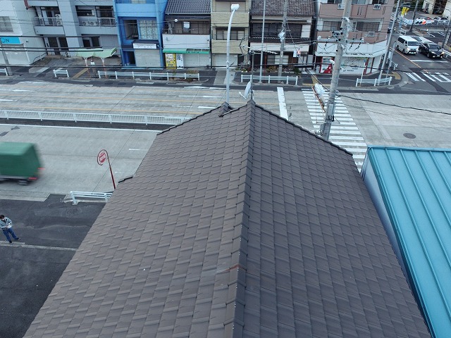 住宅の定期点検で平板瓦屋根の棟の歪みを確認