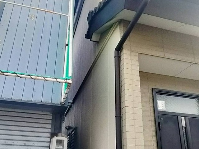 定期点検でサイディング外壁の目地コーキングの劣化を確認