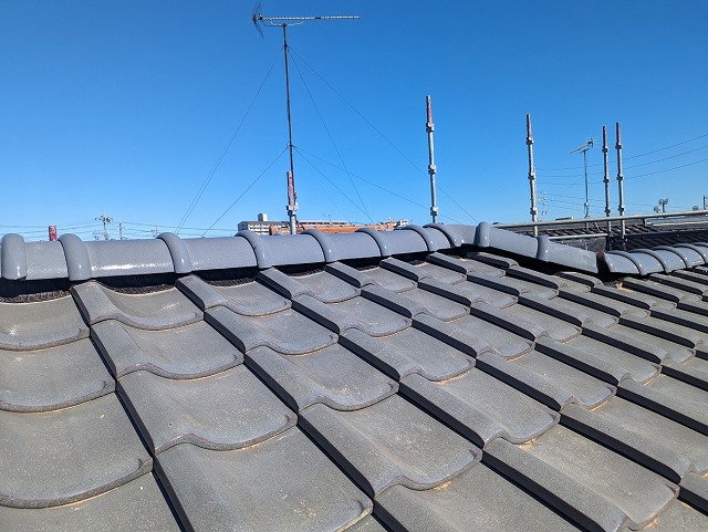 棟瓦取り直し工事で軽量化した棟部の様子