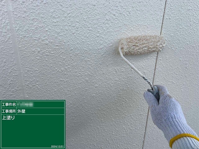 住宅外壁塗装工事の2階プレーン調サイディングへの上塗り
